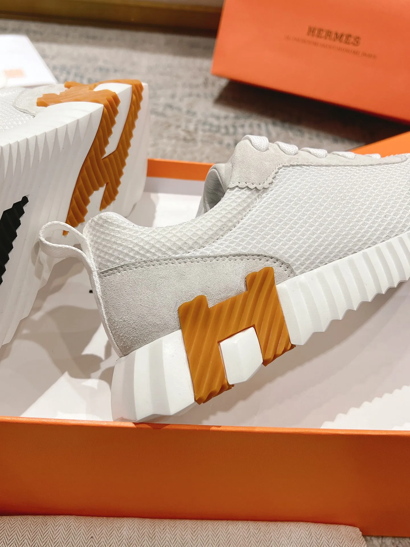 👟👟Ex-factory price 640👟👟 ‼ ️Top version 2024ss Hermès/Hermès new arrival in early autumn, casual shoes for couples👟Color-blocking design MM style, advanced fashion, simple and advanced, casual matching, very light and comfortable on the feet 🔘Upper: suede/cowhide 🔘Inner: sheepskin 🔘Outsole: original PU foam molding outsole 🔘Number of sizes: Women’s size 35-42 (40.41.42, custom made, non-refundable) Men’s size 39-46 (45.46, custom made, non-refundable) 🎁Original exquisite packaging